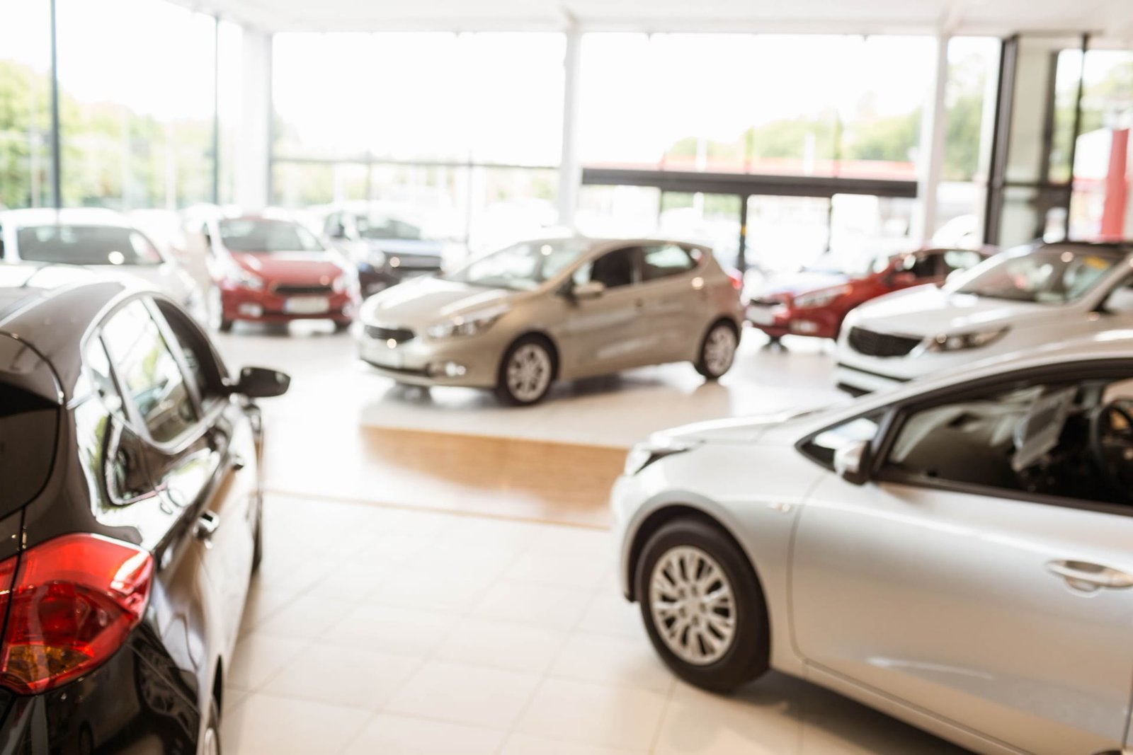 Aydınlık showroomda sergilenen araçlar